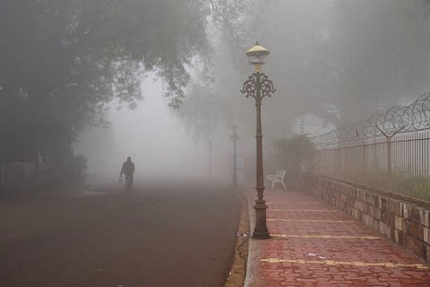 दिल्ली-एनसीआर समेत उत्तर भारत के मैदानी इलाकों में घना कोहरा और ठंडी हवाओं से ठंड का अहसास बढ़ा।