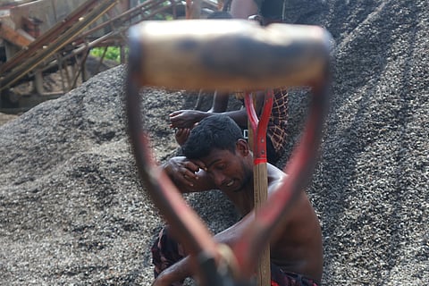 ललितपुर: क्रशर की गूंज से दरकते घर, स्टोन क्रशर बना ग्रामीणों के लिए संकट