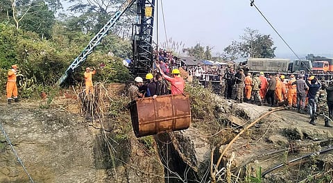 मेघालय के पूर्वी जंतिया हिल्स में दुर्घटनास्थल पर चलाए जा रहे बचाव अभियान की तस्वीर।
फोटो: @DDNewslive / X