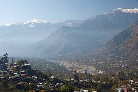 फिलहाल उत्तर-पश्चिम भारत में शुष्क मौसम, 26 फरवरी से पश्चिमी हिमालय में कमजोर पश्चिमी विक्षोभ होगा सक्रिय, ऊंचाई वाले इलाकों में हल्की बारिश-बर्फबारी संभव।