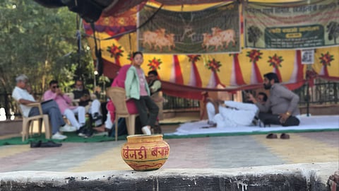 खेजड़ी बचाने के लिए बीकानेर में जुलाई 2025 से जारी है धरना। सभी फोटो: भागीरथ