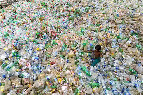 2030 तक प्लास्टिक प्रदूषण समाप्त करने का वैश्विक लक्ष्य तय है, पर कई देशों में ठोस क्रियान्वयन अब भी सीमित है।