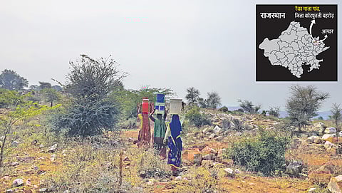 रैका माला गांव सरिस्का टाइगर रिजर्व कोर 1 जोन में बसा है, जहां पानी समेत कोई बुनियादी सुविधा नहीं है। महिलाओं का अधिकांश समय पानी ढोने में गुजरता है