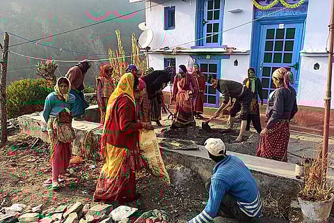 उत्तराखंड में चमोली जिले के ग्राम हाटकल्याणी में मनरेगा के तहत काम करते लोग