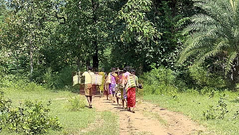 छत्तीसगढ़ के नारायणपुर जिले में स्थित अबूझमाड़ के गेड़ा बेड़ा गांव में प्रधानमंत्री गरीब कल्याण अन्न योजना के तहत आदिवासी अपने-अपने हिस्से का अनाज ले जाते हुए 