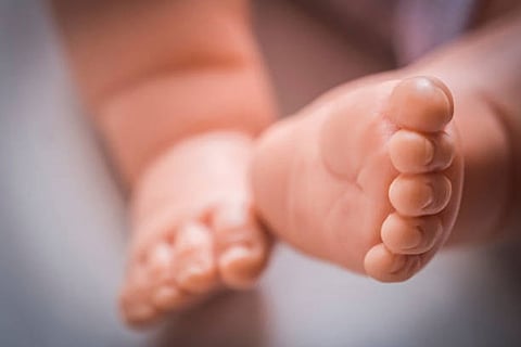 नवजात शिशुओं की मौतें कुल बाल मृत्युदरों का लगभग आधा, मुख्य कारण समय से पहले जन्म और जन्म के समय होने वाली जटिलताएं हैं।