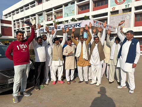 झज्जर के लधु सचिवालय पर ग्रामीणों ने प्रदर्शन किया। फाइल फोटो