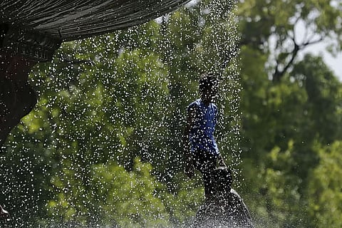अप्रैल महीने में ओडिशा, पश्चिम बंगाल, तमिलनाडु, पुडुचेरी और आंध्र प्रदेश के तटीय इलाकों में लू ज्यादा चल सकती है। 