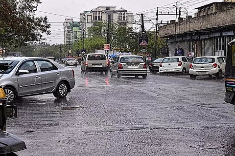 दिल्ली-एनसीआर, पंजाब, हरियाणा और पश्चिमी उत्तर प्रदेश में 7-8 अप्रैल को तेज हवाएं, बारिश और ओले गिरने का अंदेशा है।