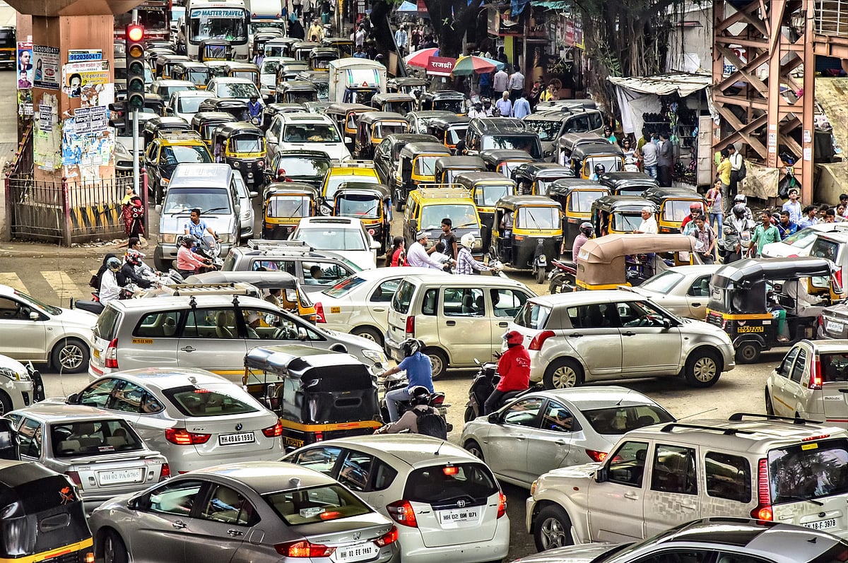 https://gumlet.assettype.com/downtoearth/2025-07-09/cg59u6xh/Congested-road-in-Mumbai-India?auto=format%2Ccompress&enlarge=true&fit=max&h=675&w=1200