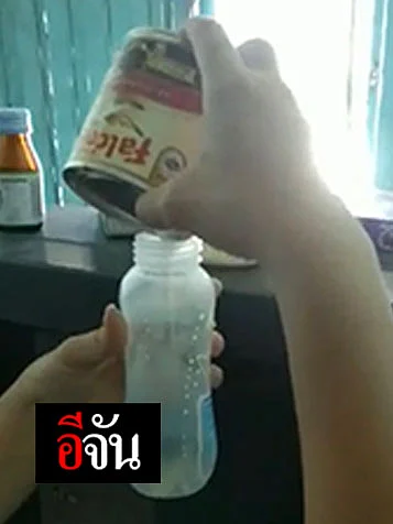 แม่ชงนมข้นหวานให้ลูก