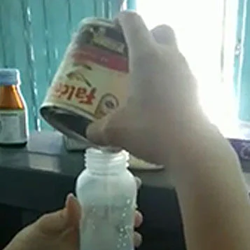 แม่ชงนมข้นหวานให้ลูก