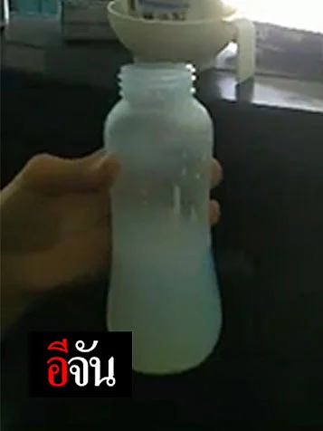 แม่ชงนมข้นหวานให้ลูก