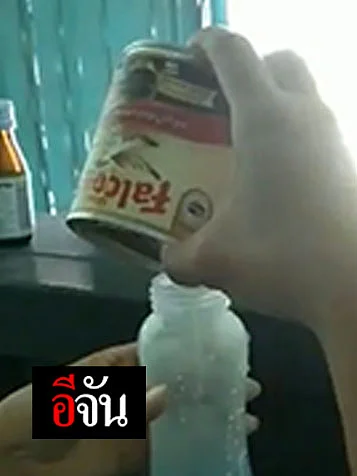 แม่ชงนมข้นหวานให้ลูก