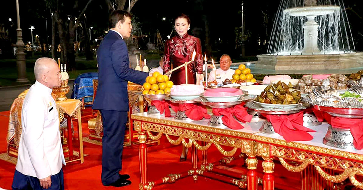 ในหลวง - พระราชินี ทรงประกอบพิธี สังเวยพระป้าย เนื่องในเทศกาลตรุษจีน