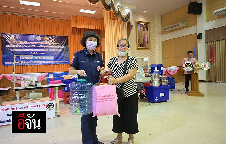 มูลนิธิป่อเต็กตึ๊ง มอบอุปกรณ์ประกอบอาชีพช่วยเหลือครัวเรือนยากจน