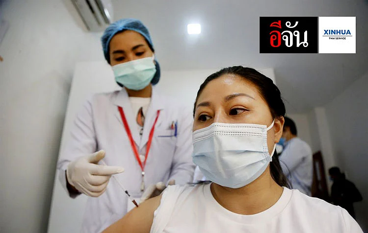 พยาบาลชาวกัมพูชาฉีดวัคซีนป้องกันโรคโควิด-19 ของบริษัทซิโนฟาร์มให้กับนักกีฬาที่โรงพยาบาลพระเกษมาลา ในกรุงพนมเปญ