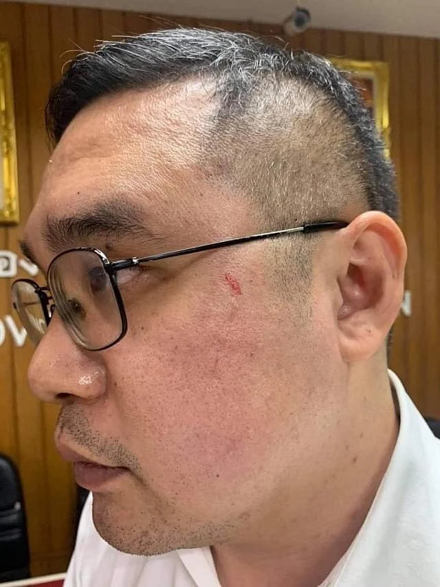 ผศ.นพพร ขุนค้า อาจารย์สาขาวิชรัฐประศาสนศาสตร์ คณะมนุษยศาสตร์และสังคมศาสตร์ มหาวิทยาลัยราชภัฏราชนครินทร์ ขณะเข้าแจ้งความ