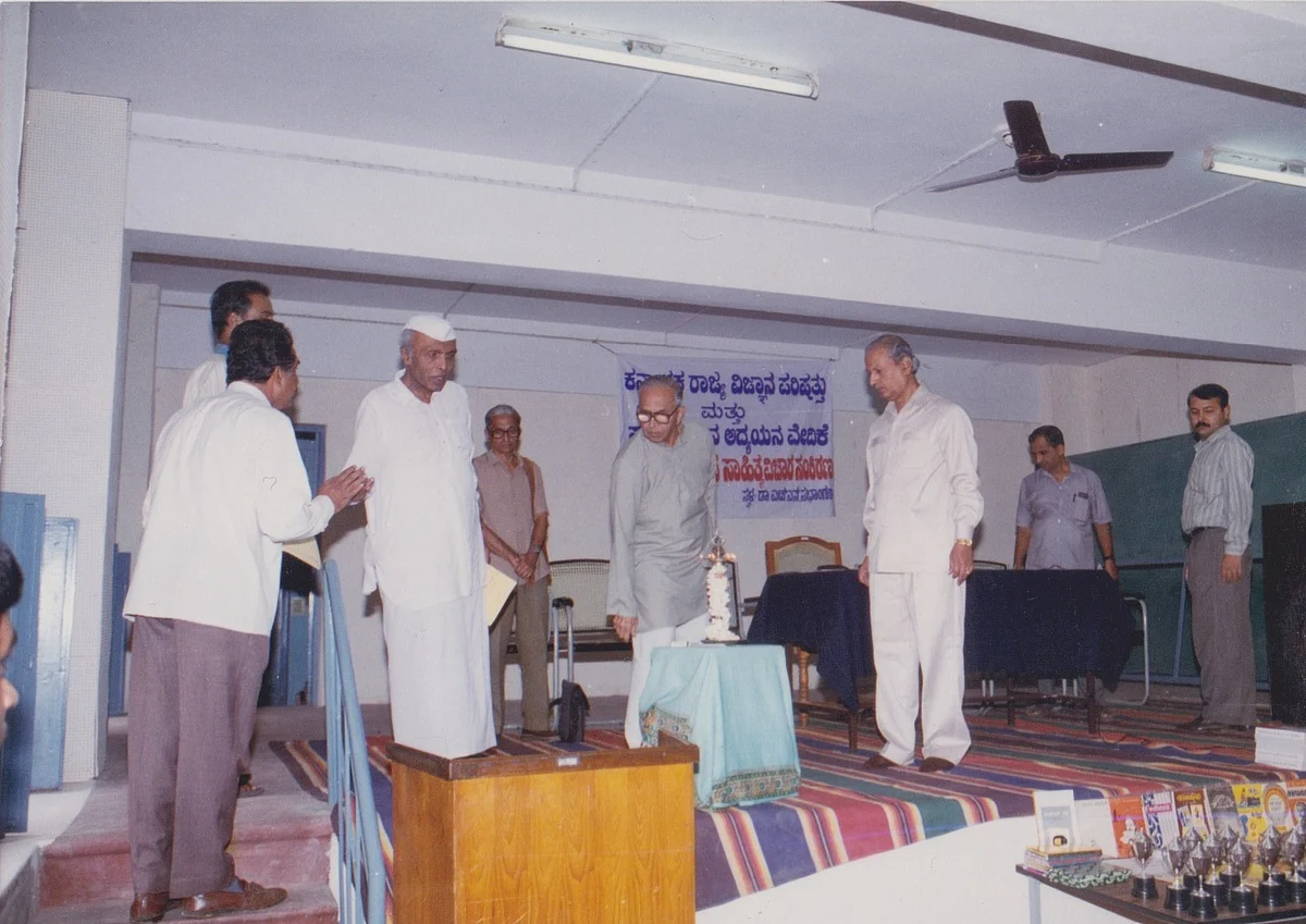 ಸಮಾರಂಭವೊಂದರಲ್ಲಿ ಪ್ರೊ. ಎಚ್. ನರಸಿಂಹಯ್ಯನವರೊಡನೆ ಪ್ರೊ. ಜೆಆರ್ಎಲ್
