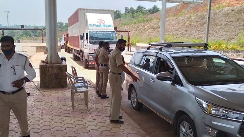 सिंधुदुर्ग-गोवा सीमेवर कडक बंदोबस्त: पर्यटक महाराष्ट्रात परतीच्या वाटेवर