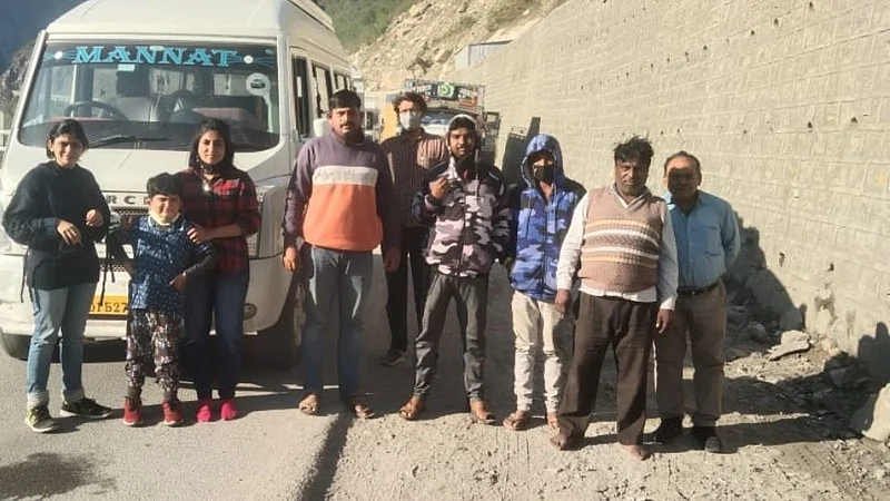 mp supriya sule helps to tourists