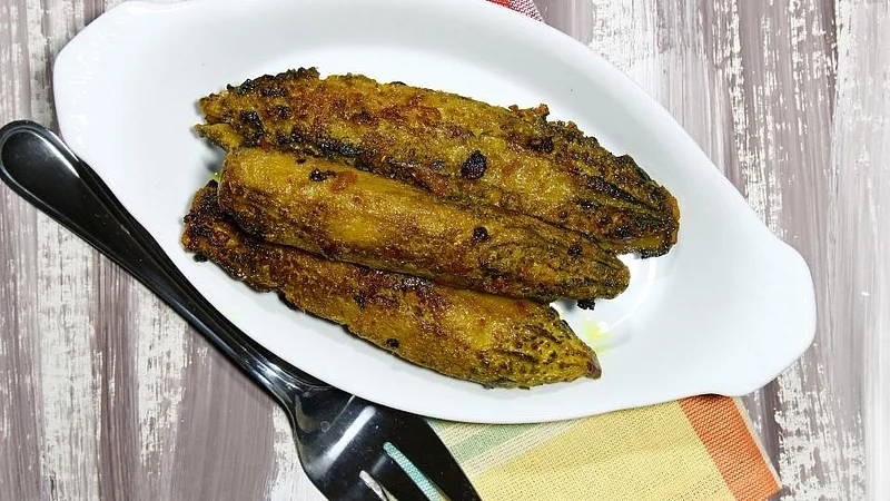 हेल्दी टेस्टी पदार्थ खायचा असेल तर घरीच बनवा आंबट गोड कारल्याची भाजी; सोपी रेसिपी