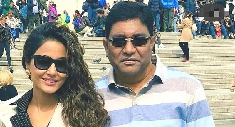 अभिनेत्री हिना खानला पितृशोक