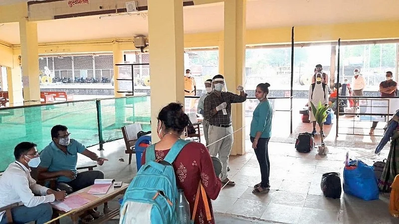 प्रवाशांमध्ये खळबळ: कुडाळ रेल्वे स्थानकावर दोघे पॉझिटीव्ह