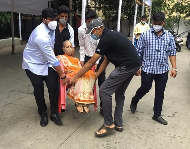 कंपवाताचा त्रास तरीही कोरोनाला हरवायची जिद्द; 70 वर्षीय महिलेने घेतला दुसरा डोस
