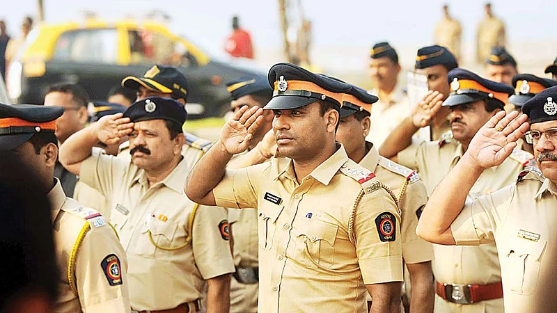 पोलिसांनी मोडले नियम म्हणूनच वाचले 'त्या' १५ जणांचे प्राण; दबंगगिरी दाखवत आणलं ऑक्सिजन
