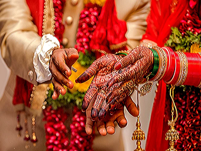 ना घोडा, ना वरात..हाती फक्त दोन तास; लग्न मात्र जोमात; नियमांमुळे अडचणी