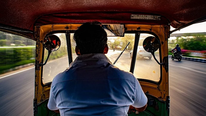 रिक्षाचालकांना 'लॉकडाऊन मदती'ची घोषणा कार्यान्वित होईना; १२ लाख रिक्षाचालकांचा प्रश्न