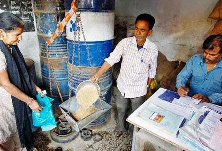 साठा कमी, राशनचा डाळीसाठी रंगणार स्पर्धा