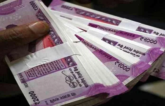 राज्याच्या गृहमंत्र्यांच्या नावे मागितला १० लाखांचा हप्ता!
