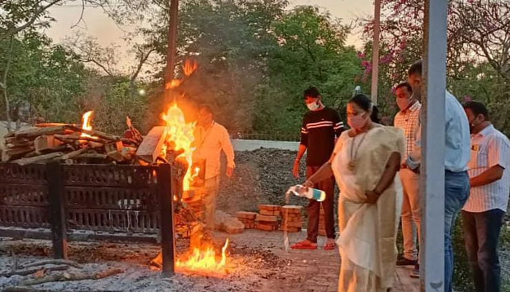 Parner tehsildar cremated the old man