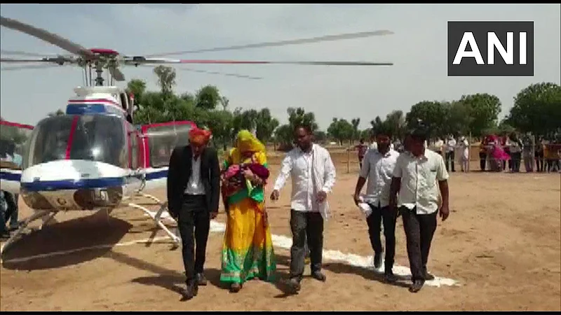 मुलगी झाली हो! फुलांच्या पायघड्या, ढोल ताशांच्या गजरात बापाने केला जल्लोष