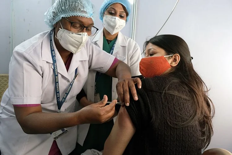 जळगाव जिल्ह्यात आठ दिवसापासून बंद लसीकरण सुरू; लस घेण्यासाठी गर्दी