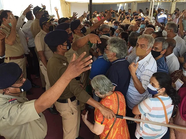 vaccination crowd