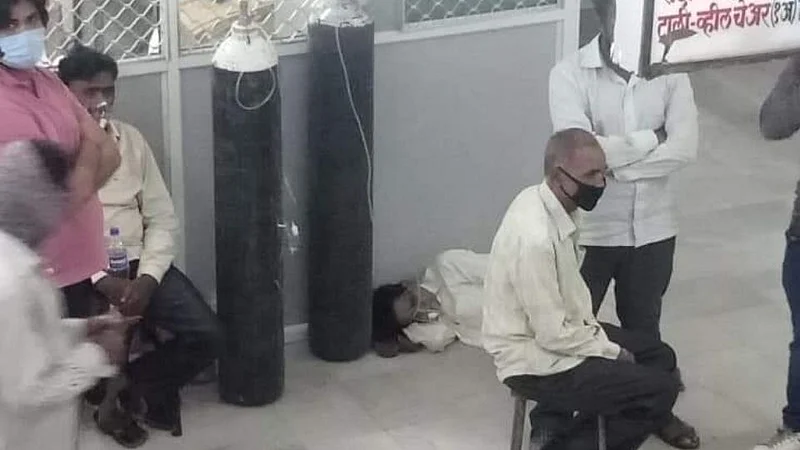 खाली जमिनीवरच झोपलेले रुग्ण