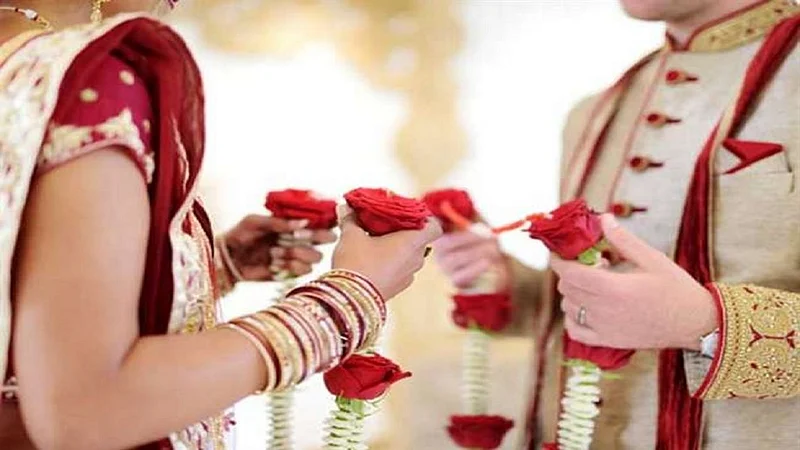 संकेश्वरातील लग्नात पोलिसांचे 'सावधान'! वधु-वरासह 13 जणांवर गुन्हा