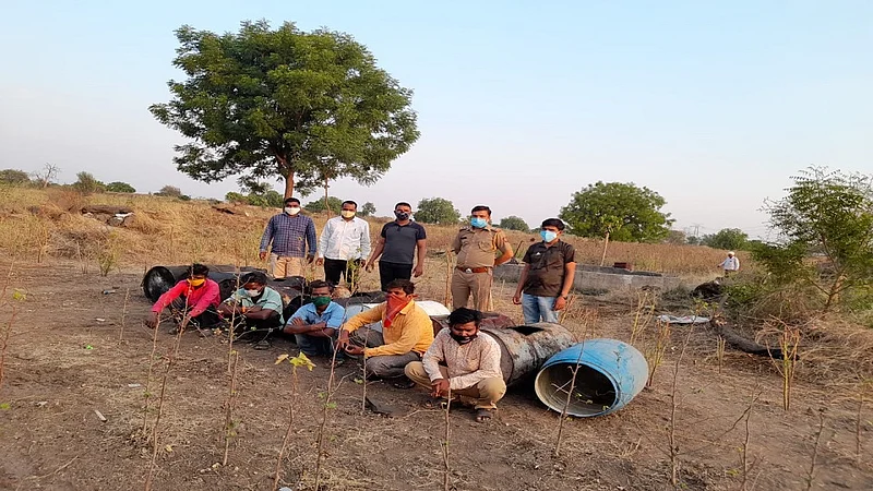 पैठण तालुक्यात गावठी हातभट्टीचा अड्डा उद्ध्वस्त; दोन लाखांचे रसायन नष्ट