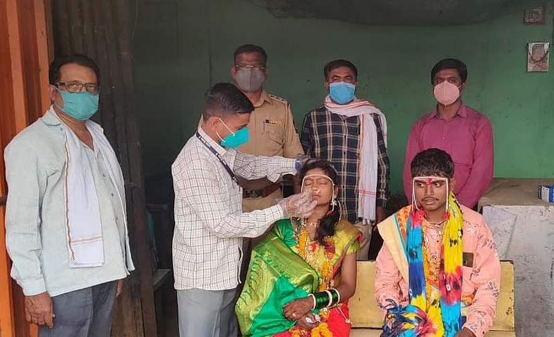 नागरिकांच्या सुरक्षतेसाठी ठाणेदार रस्त्यावर; नवदांपत्यांची केली कोरोना चाचणी