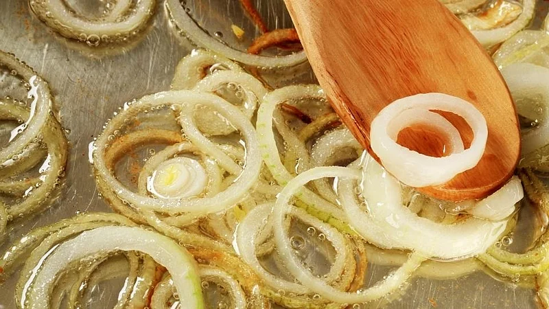 भाजलेल्या कांद्यापासुन ते रायता बनवण्यापर्यंत; जाणून घ्या कुकिंगच्या काही ट्रिक्स