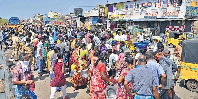 मरणापेक्षा मासे महत्त्वाचे; गडचिरोलीतील मासळी बाजारात खरेदीसाठी तुफान गर्दी