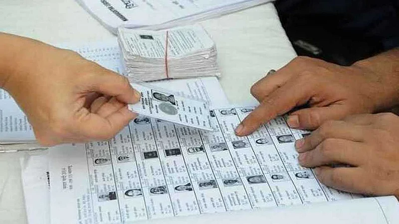 पोट-निवडणुकीसाठी अंतिम मतदार यादी प्रसिद्ध