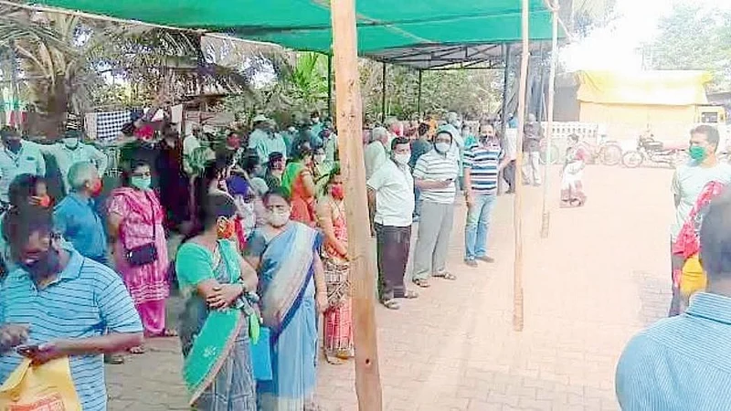 दुसऱ्या लाटेचा धसका: तासन्तास उभे राहूनही मिळेना लस