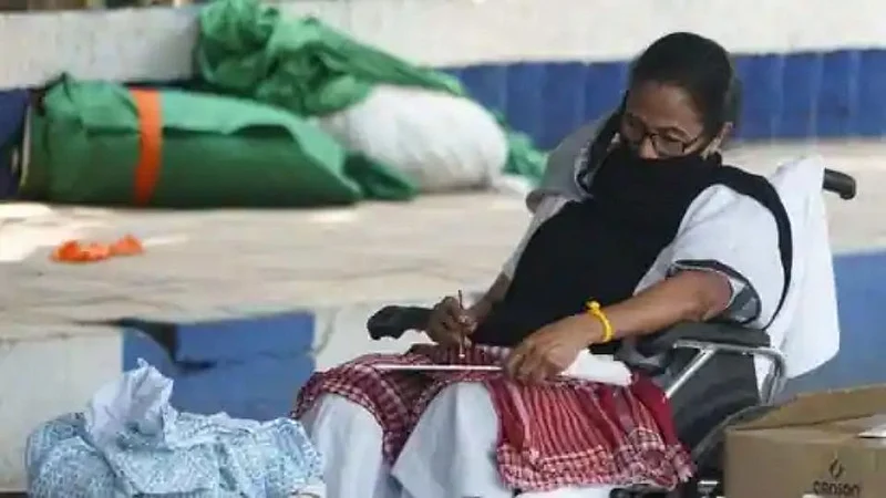 Mamata Banerjee stages dharna in Kolkata