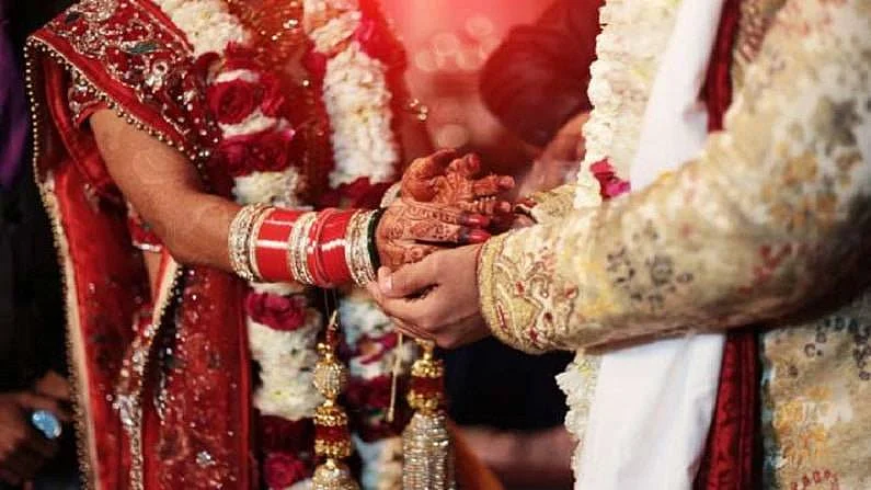 जिल्हाधिकाऱ्यांकडे आली तक्रार; आणि तत्काळ विवाह सोहळ्यावर कारवाई