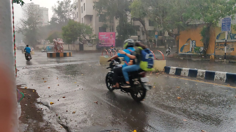 पिंपरी-चिंचवड परिसरात जोरदार पाऊस पडतो आहे.