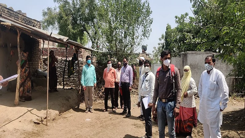 धक्कादायक! कोविड सेंटरला जाण्याच्या सूचना मिळताच ४३ कोरोनाबाधितांनी काढला पळ